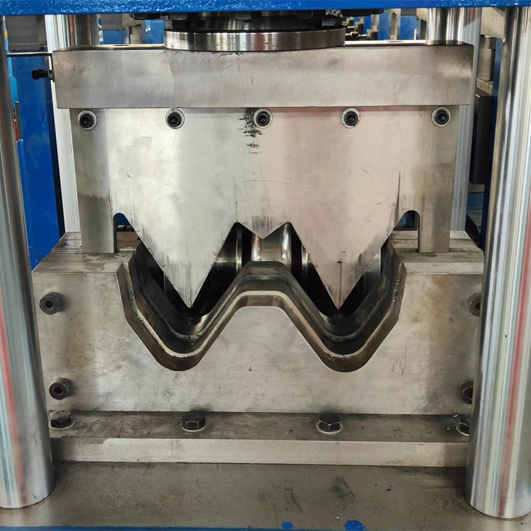 GI Materials Highway Guardrail Roll Forming Machine с питанием 380V 50Hz и прочностью 350Mpa